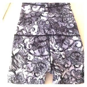 Barely worn lululemon Capri length leggings💕